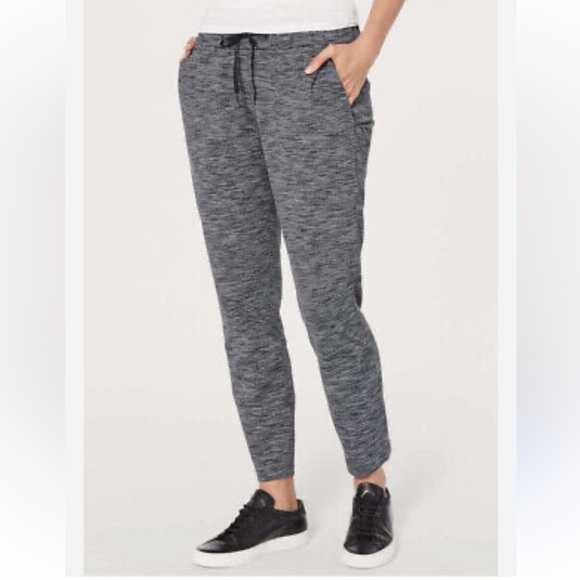 lululemon athletica Pants - LULULEMON 7/8 jet crop slim luxtreme dramatic static black and white sz 8